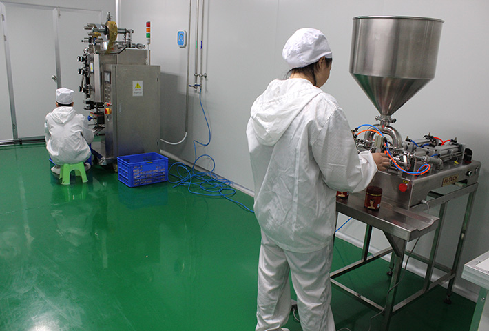 膏滋灌装现场(图1)